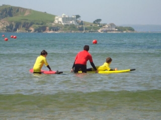 Aprende a surfear con nuestros instructores de surf totalmenle calificados 